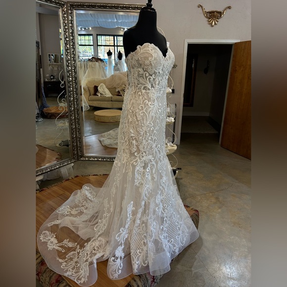 Sample Allure Bridal Gown Style 9560, Fit N Flare - Picture 6 of 7